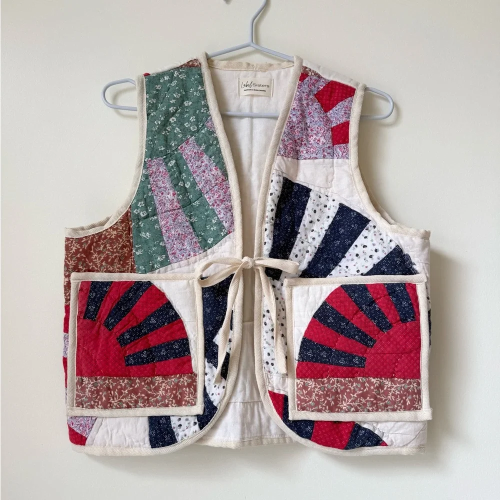 ⭐️ 13. Handmade Quilted VEST -FANS- Upcycled Vintage Patchwork Blanket - Picture 1 of 3